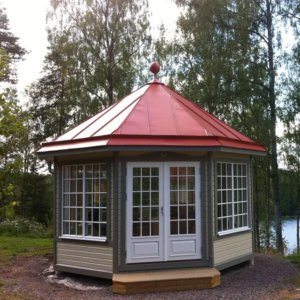 Lusthus vid sjön med spröjsad pardörr i linje med fasta fönsterpartier