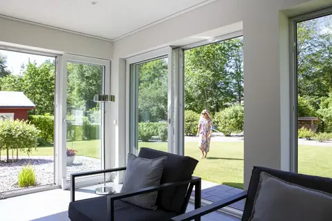 Fönsterdörrar i aluminium som öppnas ut mot trädgården