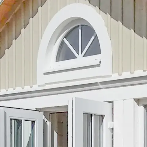 Bågfönster mot vinterlandskap
