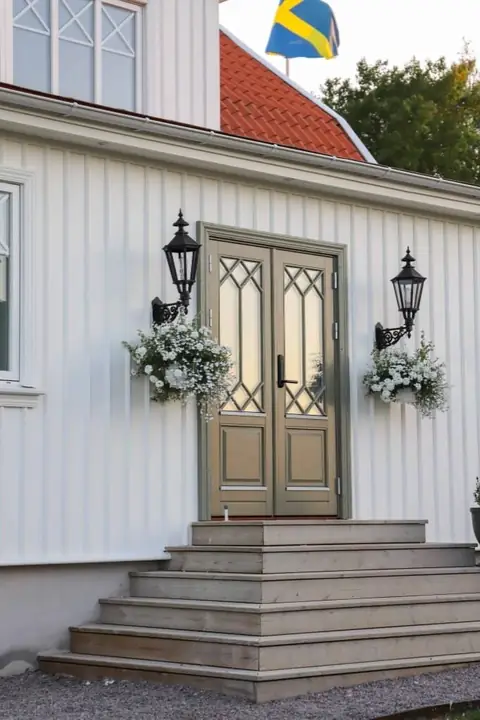 Grön ytterdörr i kärnfuru med spröjsat glas