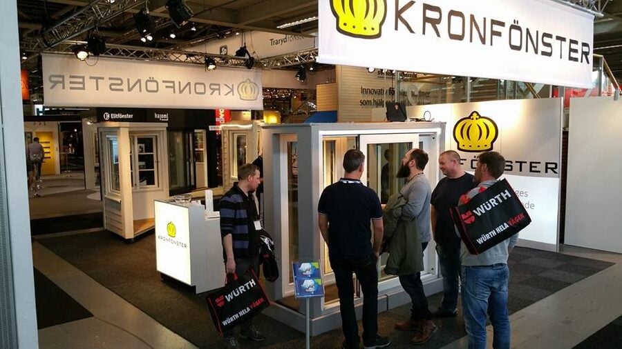 Kronfönsters mässmonter på Nordbygg i Stockholm med fönster och besökare