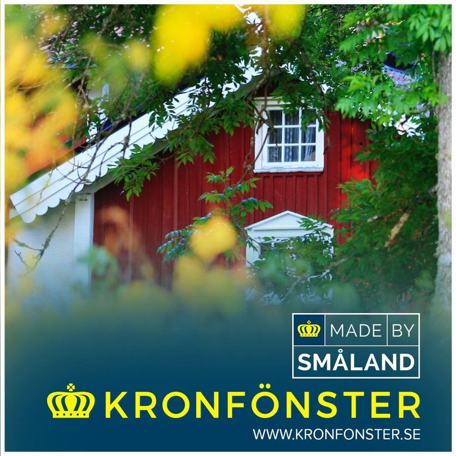 Träfönster med vita spröjs i rött småländskt hus — Kronfönster, Made by Småland