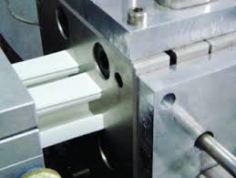 PVC-fönster karm tillverkning — hur PVC-profiler formas i extruderingsverktyg