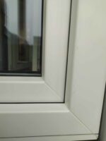 Pvc-fönster med spröjs mellan glas mellanglasspröjs utsida svets