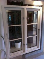 Pvc fönster flaggfönster utåtgående 3 glas Småland vitt med spröjs 4-luft spröjsning