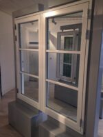 Pvc fönster utåtgående 3 glas Småland vitt med spröjs 2 luft Allmoge kultur