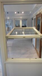 Träfönster vridfönster med spröjs mellan glas vrid trä vitt öppet