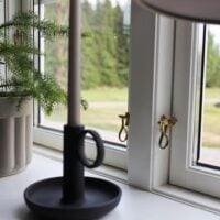 Fönster i gammal stil med hasp kultur allmoge