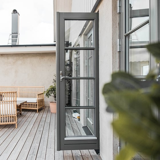 Dörrar i valfri färg med modern fönsterdörr från Kronfönster
