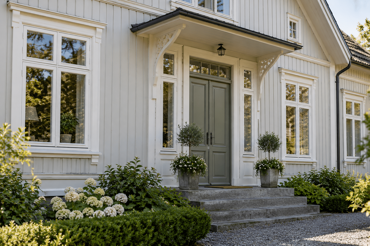 Klassisk entré på äldre trähus med traditionellt indelade fönster