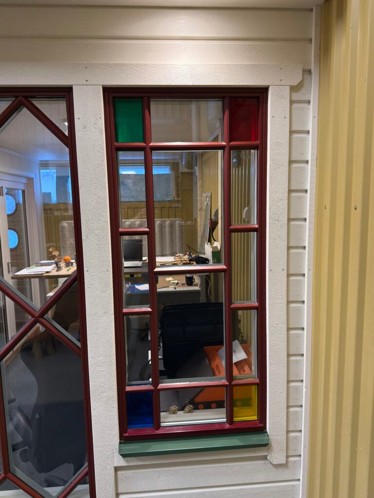 klassiskt spröjsat fönster med färgat glas utsida